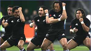 New Zealand captain Tana Umaga (2eR), su